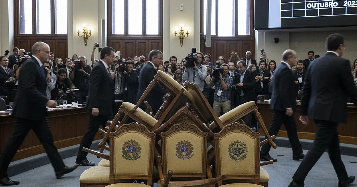 Dança das cadeiras: 11 governadores renunciam para disputar eleições de outubro