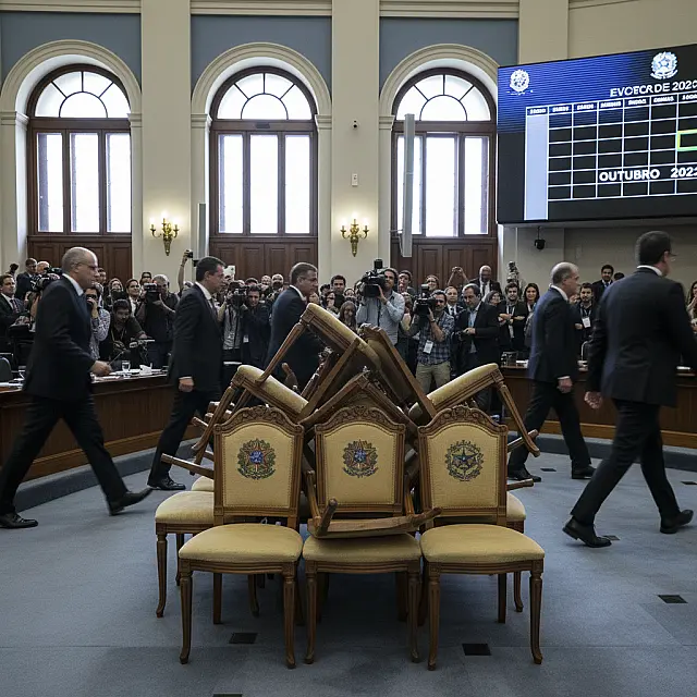 A movimentação política nos estados ocorre devido ao prazo final de desincompatibilização para o pleito de outubro.