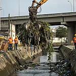 São Vicente retira 2 mil toneladas de lixo de canais para conter enchentes no Catiapoã