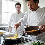O segredo dos chefs para o ovo mexido perfeito: por que a manteiga vence o azeite