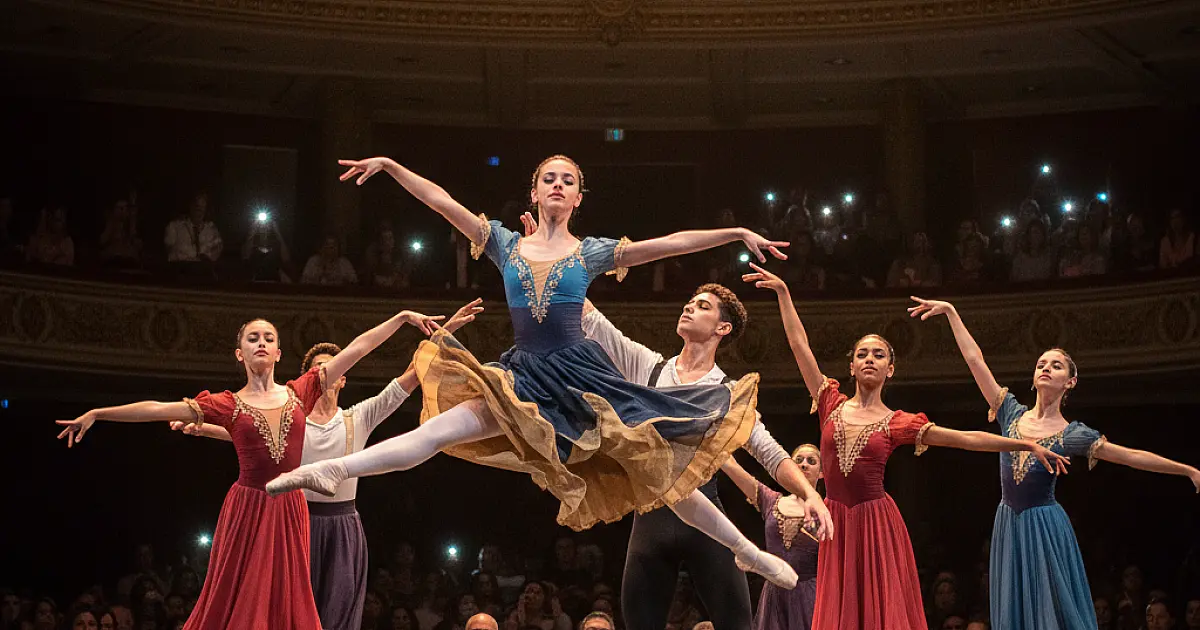 Bailarinos de Bertioga levam talento da Baixada para palco internacional em SP
