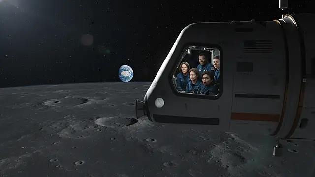 A cápsula Orion da NASA em órbita lunar, em uma visão que remete aos grandes clássicos da ficção científica.