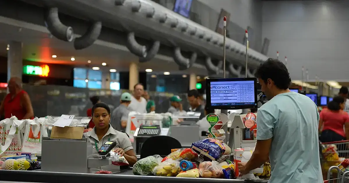 Estudo revela fatores estruturais por trás da inflação persistente de alimentos no Brasil