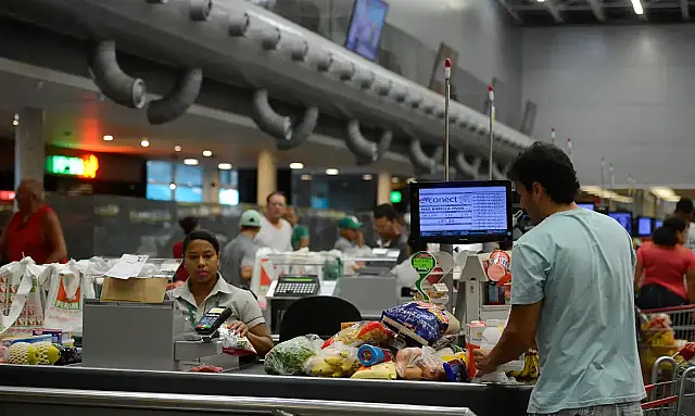 Estudo da ACT Promoção da Saúde aponta inflação estrutural de alimentos no Brasil, com alta maior em itens frescos.