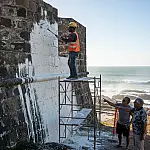 Forte São João em Bertioga recebe restauro urgente para conter danos da maresia