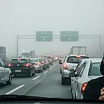 Lentidão e neblina pesada travam trechos da Anchieta e Imigrantes rumo à capital