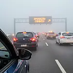 Neblina e tráfego intenso complicam subida da serra pelo Sistema Anchieta-Imigrantes