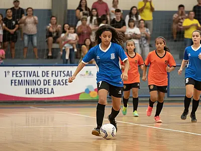 Atletas participantes do 1º Festival de Futsal Feminino de Base em Ilhabela, no Ginásio Oscar Schmid.