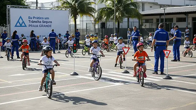 Alunos da rede municipal participam de atividades práticas com a Escola de Trânsito Móvel em Praia Grande.