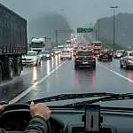 Trânsito na Anchieta-Imigrantes: chuva e pontos de lentidão complicam a subida para São Paulo nesta terça