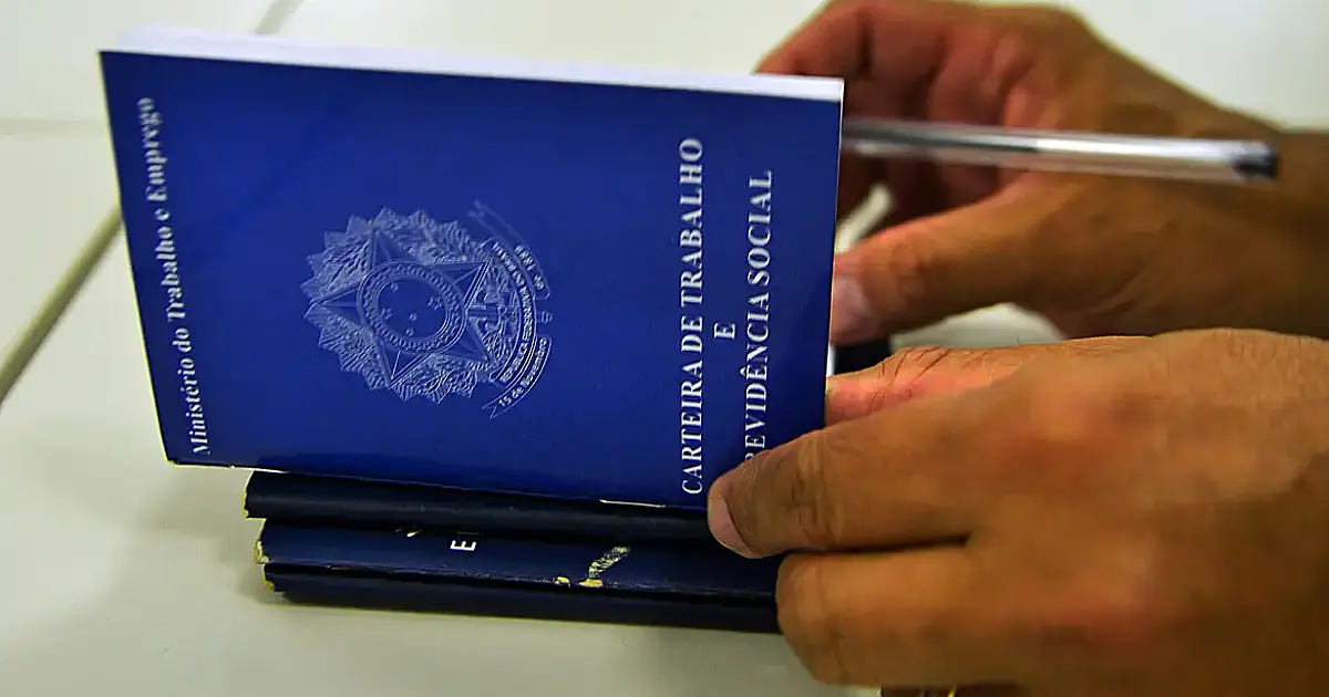 Brasil cria 255 mil vagas formais em fevereiro, mas ritmo desacelera em relação a 2025