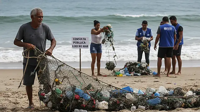 Cerca de 90% do lixo encontrado no litoral de São Paulo é composto por materiais plásticos.