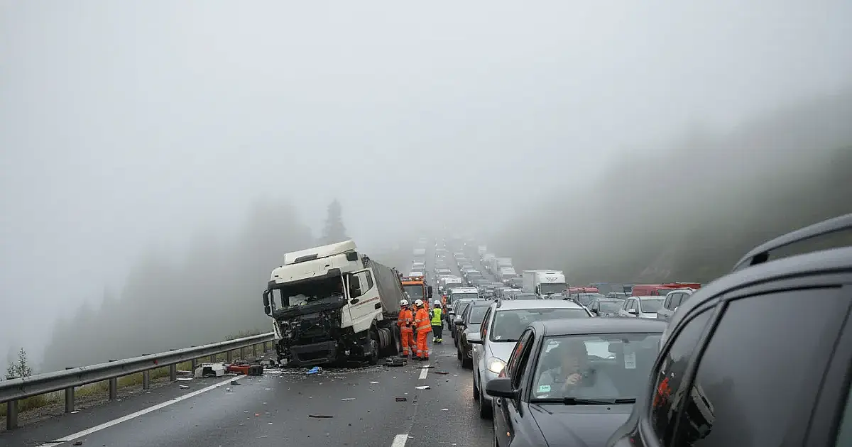 Trânsito na Anchieta e Imigrantes: Acidente e neblina travam subida para SP