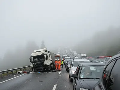 Acidente com carreta na Imigrantes e neblina densa causam retenção no sistema que liga a Baixada Santista à Capital.