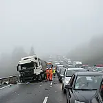 Trânsito na Anchieta e Imigrantes: Acidente e neblina travam subida para SP