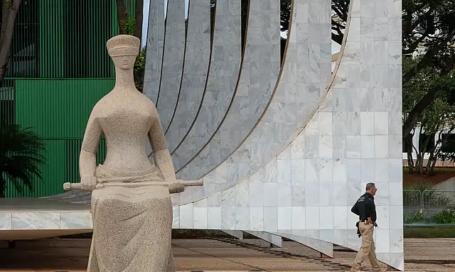 Fachin diz que Cármen Lúcia prepara anteprojeto do código de ética do STF, com previsão de voto ainda em 2026 e regras sobre palestras.