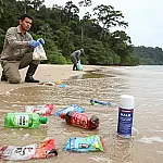 Lixo vindo da Ásia percorre 17 mil km e invade praias de reserva ambiental em SP