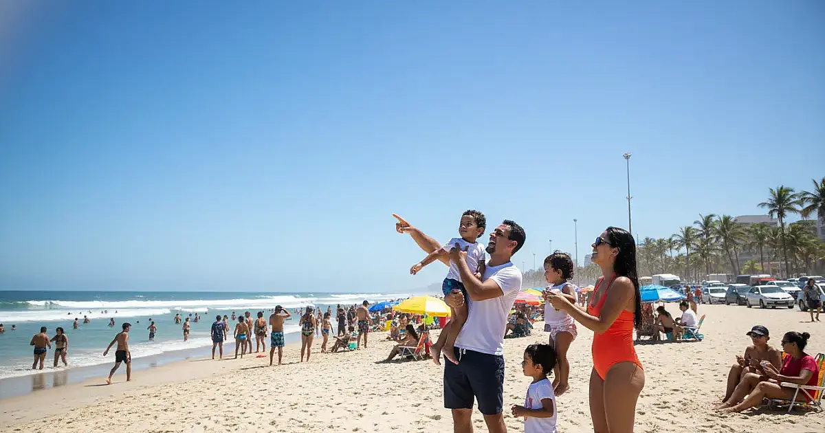 Sol e calor: Litoral de SP terá fim de semana perfeito para praia com céu limpo