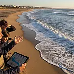 O mistério das ondas: por que elas sempre quebram de frente para a areia da praia?