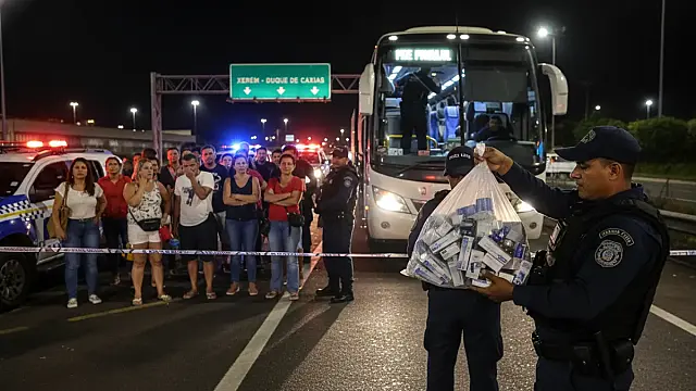 Ônibus foi levado para a Cidade da Polícia para conferência de mercadorias ilegais e medicamentos sem registro.