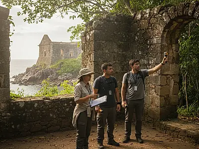 Ruínas históricas no Guarujá passam por vistoria técnica para futuro projeto de revitalização e turismo.