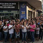 Mega-Sena de 30 anos: prêmio salta para R$ 320 milhões e atrai multidões às lotéricas