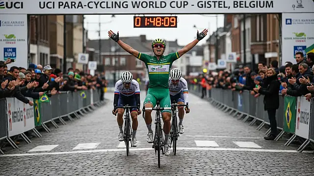 O ciclista paulista Lauro Chaman durante pódio na etapa da Bélgica. Foto: Divulgação/CBC