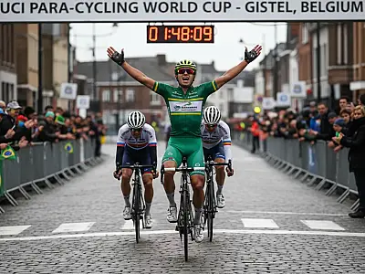 O ciclista paulista Lauro Chaman durante pódio na etapa da Bélgica. Foto: Divulgação/CBC