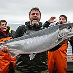 Brasileiro quebra recorde ao fisgar salmão gigante com tamanho de uma criança de 5 anos
