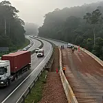 Serra da Anchieta recebe R$ 58 milhões para nova área de escape e passagens de megacaminhões