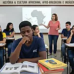Silêncio em sala de aula: 50% dos alunos não veem o debate antirracista nas escolas