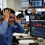 Dólar volta a superar R$ 5 e Bolsa despenca com crise política e risco fiscal
