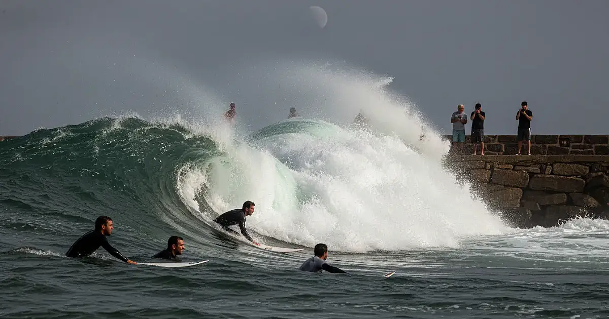 Lua Nova agita mar no Quebra-Mar de Santos: entenda como o fenômeno muda o surfe e as marés