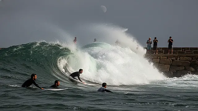 O Quebra-Mar de Santos registra maior movimentação de ondas sob influência da Lua Nova.