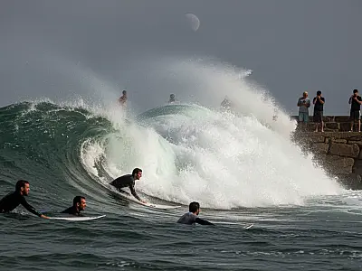 O Quebra-Mar de Santos registra maior movimentação de ondas sob influência da Lua Nova.