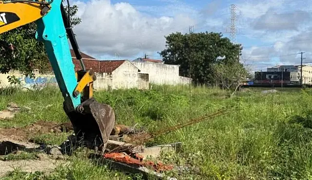 Equipes da prefeitura durante ação de fiscalização contra ocupações irregulares em Mongaguá.