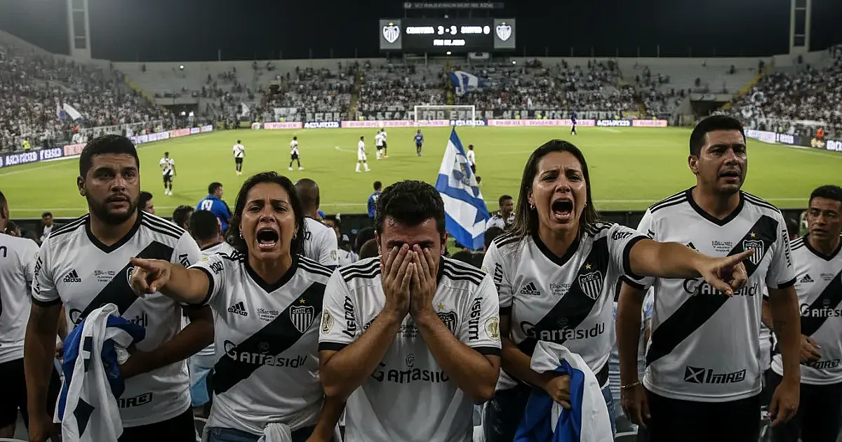 Santos vive pesadelo contra o Coritiba e crise técnica ameaça planos ambiciosos para 2025