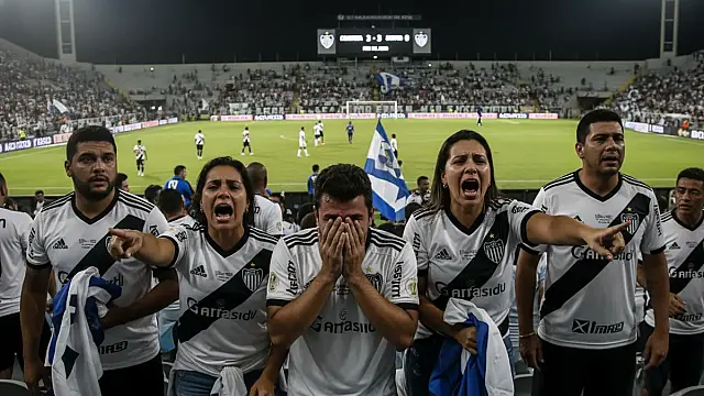 Jogadores do Santos lamentam gols sofridos em Curitiba; crise técnica gera incertezas sobre o futuro do clube em 2025.