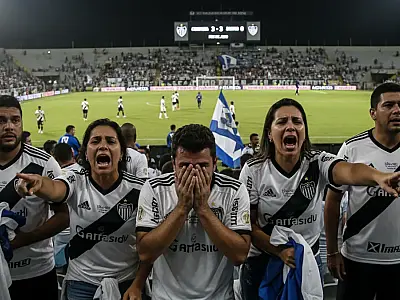 Jogadores do Santos lamentam gols sofridos em Curitiba; crise técnica gera incertezas sobre o futuro do clube em 2025.