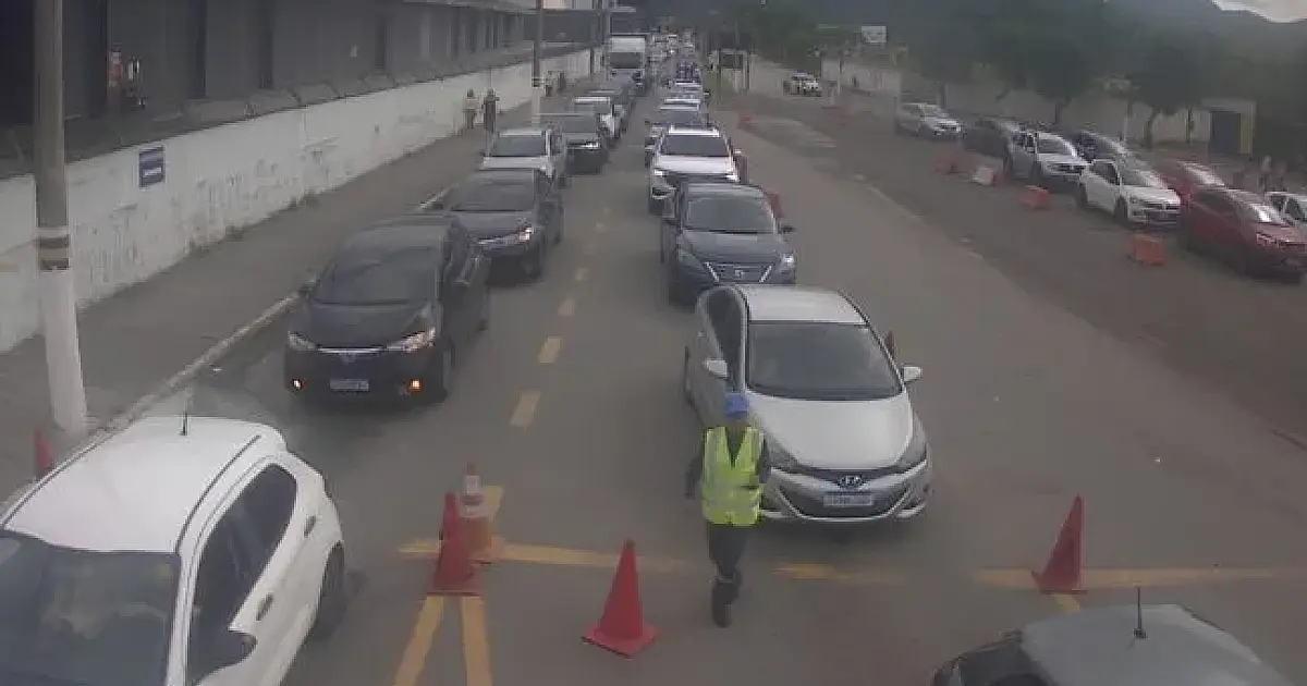 Travessia para Ilhabela tem espera de 2 horas e testa paciência de motoristas no feriado