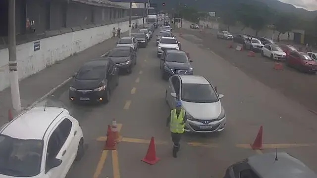 Fila para travessia de balsa entre São Sebastião e Ilhabela registra alta demanda no feriado.