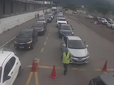 Travessia para Ilhabela tem espera de 2 horas e testa paciência de motoristas no feriado
