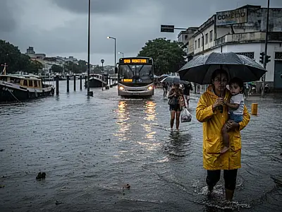 Céu encoberto e pista molhada na orla de Santos durante a chegada da frente fria nesta semana.