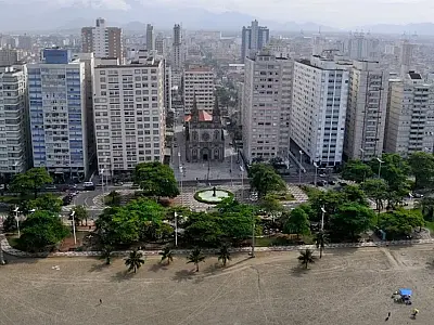 A Praia do Embaré une história, saúde e a memória do Rei Pelé em um dos trechos mais bonitos de Santos.