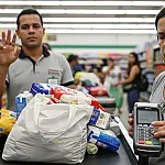 A cilada do parcelamento no supermercado: por que seu cartão de crédito virou um perigo real
