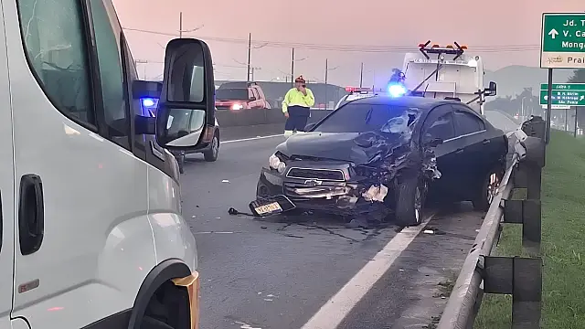 Acidente grave na Via Expressa Sul mobilizou equipes do SAMU e Polícia Militar em Praia Grande.