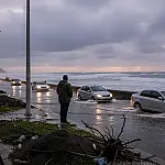 Ressaca em Santos: Mar invade orla, alaga avenidas e reduz faixa de areia no litoral