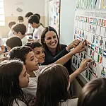 Lição de união: 350 alunos de escola do litoral criam álbum da Copa comunitário