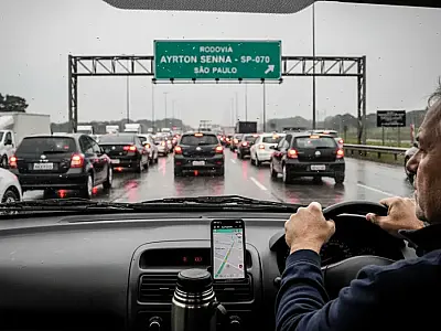Tráfego intenso na Rodovia Ayrton Senna causa retenção no sentido São Paulo na manhã desta segunda-feira.