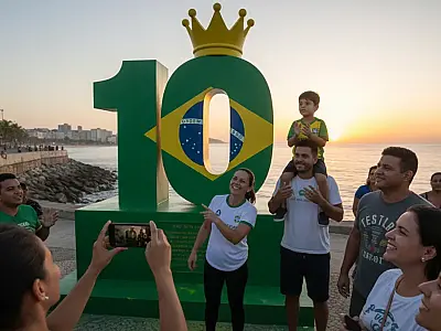 Monumento '10 coroado' no Píer do Pelé, em São Vicente, recebe cores da Seleção Brasileira para a Copa de 2026.